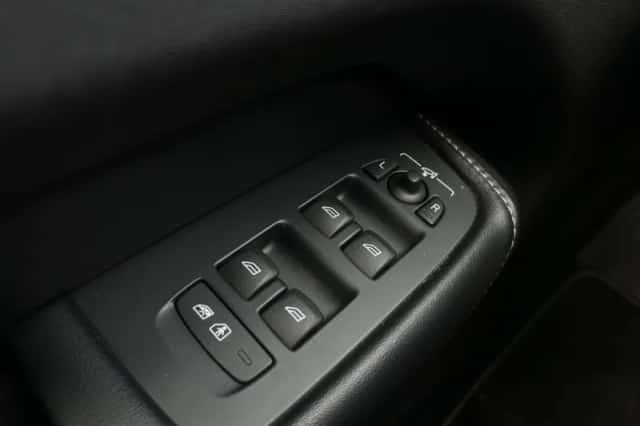 Volvo XC60 (2017) thumbnail 17