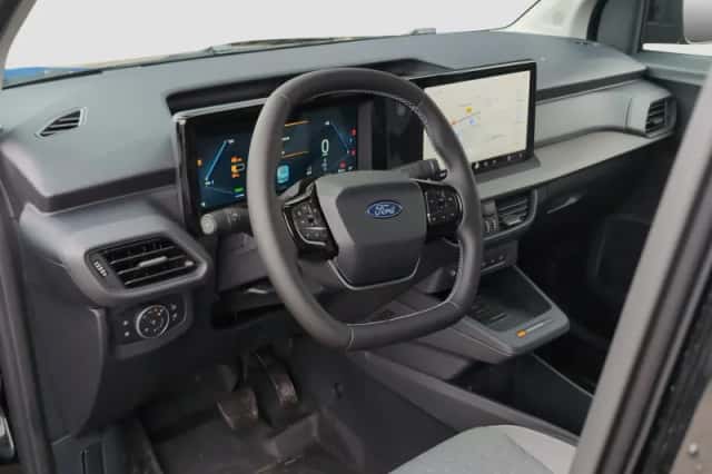 Ford E-Transit Courier (2026) thumbnail 2