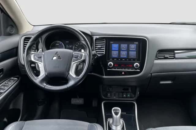 Mitsubishi Outlander (2021) thumbnail 2