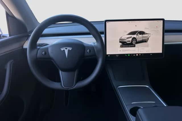 Tesla Model Y (2024) thumbnail 2