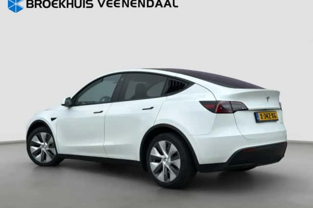 Tesla Model Y (2024) thumbnail 3