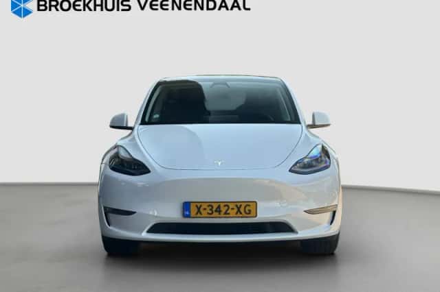 Tesla Model Y (2024) thumbnail 5
