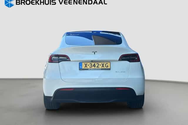 Tesla Model Y (2024) thumbnail 5