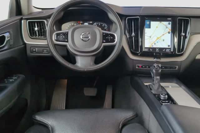 Volvo XC60 (2018) thumbnail 2