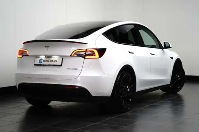 Tesla Model Y (2022) thumbnail 3