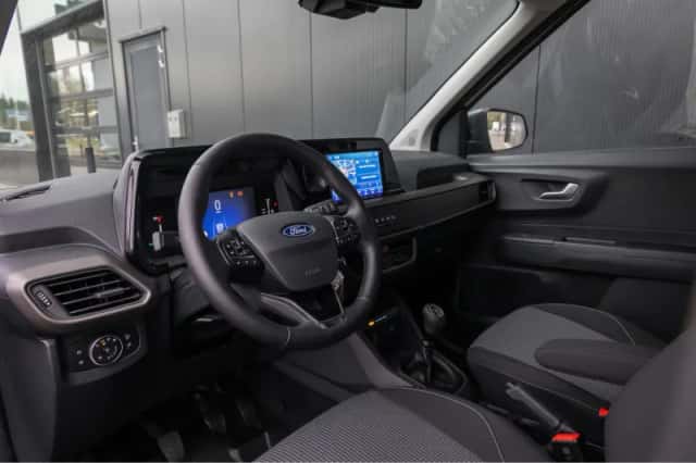 Ford Transit Courier (2024) thumbnail 11