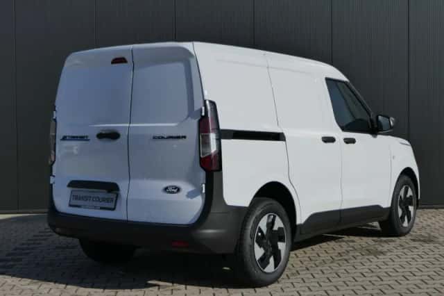 Ford E-Transit Courier (2026) thumbnail 2