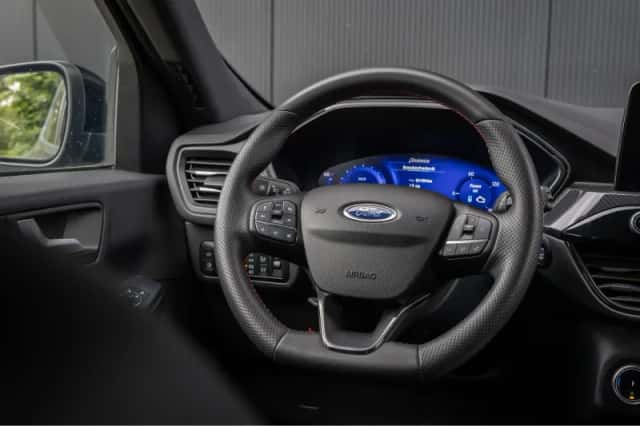 Ford Kuga (2023) thumbnail 10