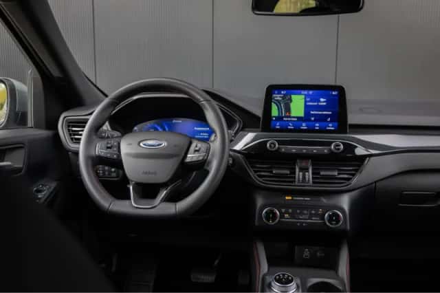 Ford Kuga (2023) thumbnail 3