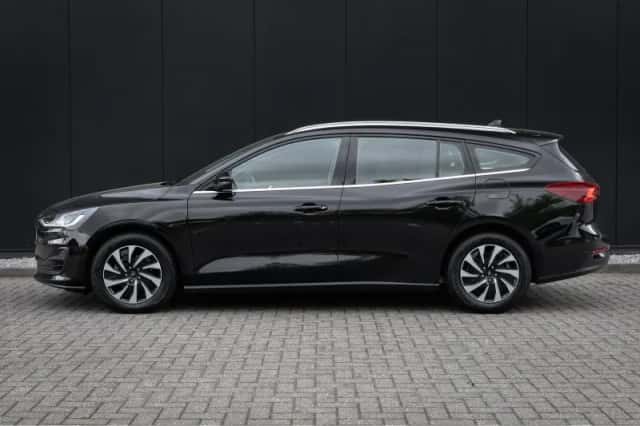 Ford Focus (2022) thumbnail 3