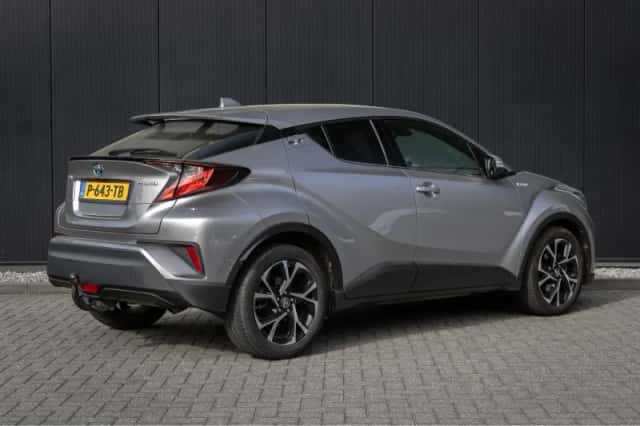 Toyota C-HR (2022) thumbnail 2
