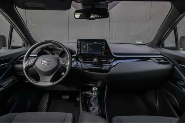 Toyota C-HR (2022) thumbnail 3