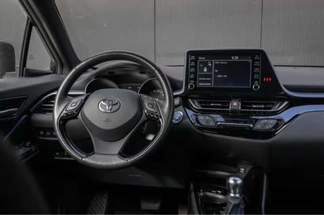 Toyota C-HR (2022) thumbnail 4