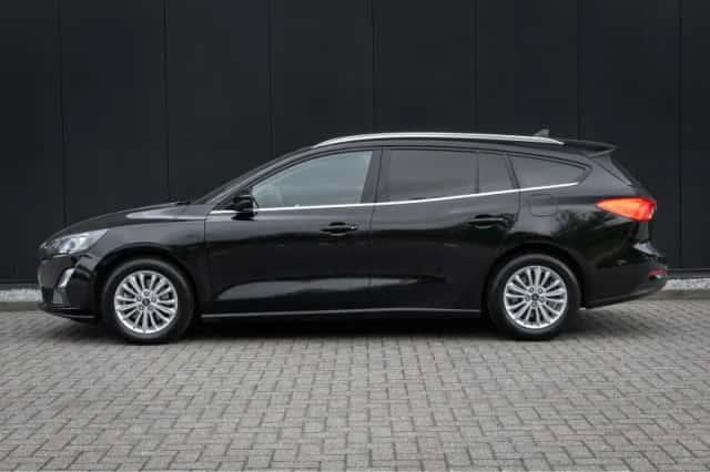 Ford Focus (2022) thumbnail 3