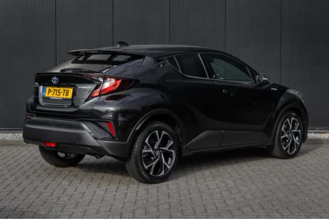 Toyota C-HR (2021) thumbnail 2