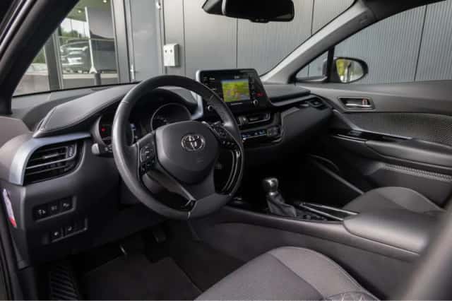 Toyota C-HR (2021) thumbnail 4