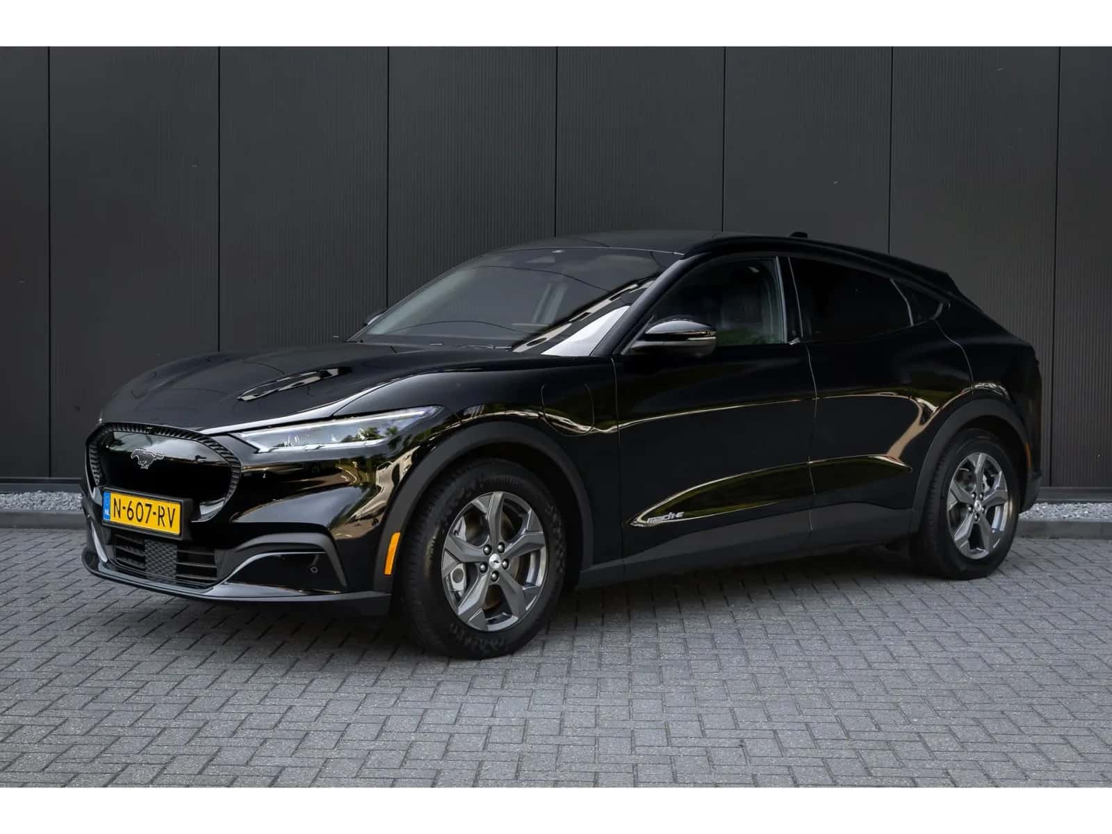 Ford Mustang Mach-E (2021) — foto 1