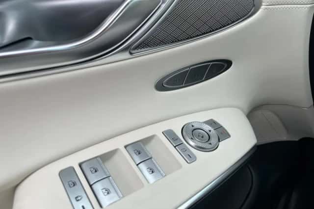 Genesis GV70 (2023) thumbnail 18