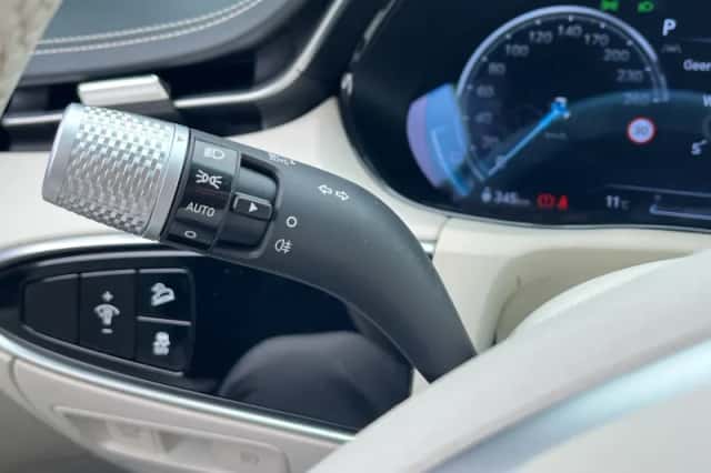 Genesis GV70 (2023) thumbnail 22
