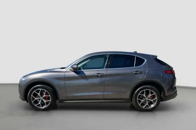 Alfa Romeo Stelvio (2018) thumbnail 3
