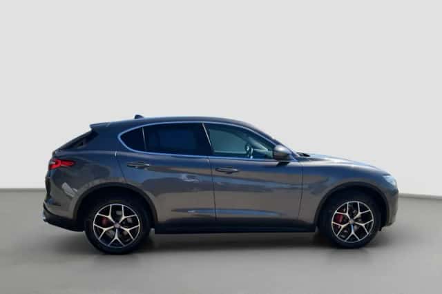 Alfa Romeo Stelvio (2018) thumbnail 4
