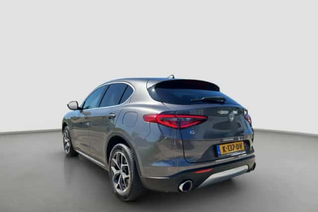 Alfa Romeo Stelvio (2018) thumbnail 5