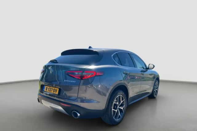 Alfa Romeo Stelvio (2018) thumbnail 6