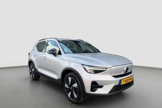 Volvo XC40 (2023) thumbnail 3