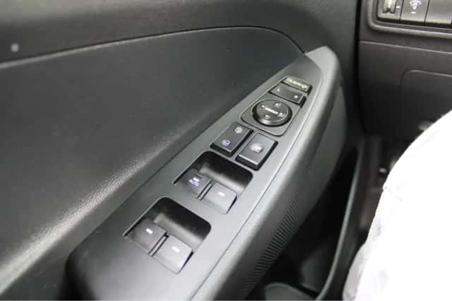 Hyundai Tucson (2017) thumbnail 16