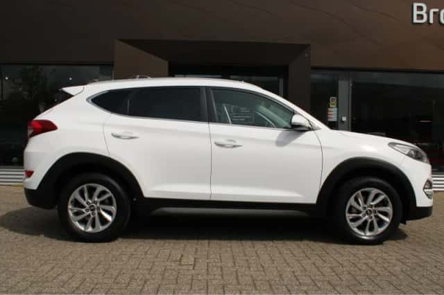 Hyundai Tucson (2017) thumbnail 3