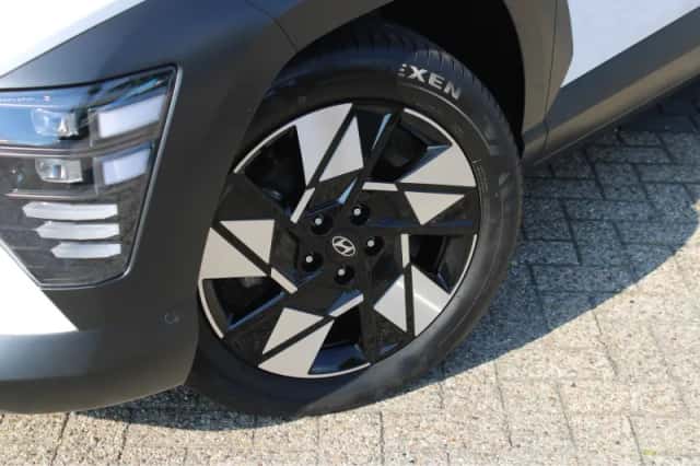 Hyundai Kona (2025) thumbnail 4