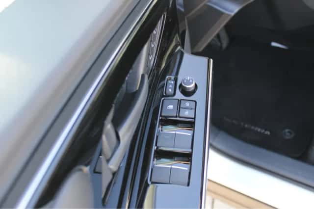 Subaru Solterra (2023) thumbnail 8