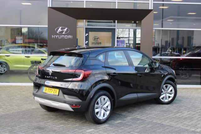 Renault Captur (2023) thumbnail 2