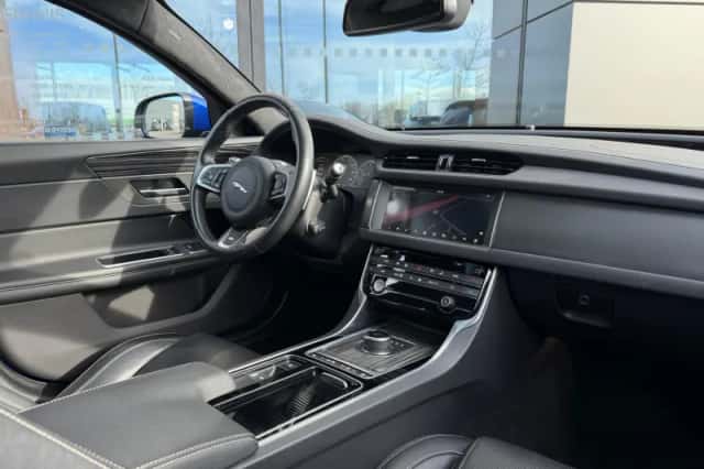 Jaguar XF (2017) thumbnail 12