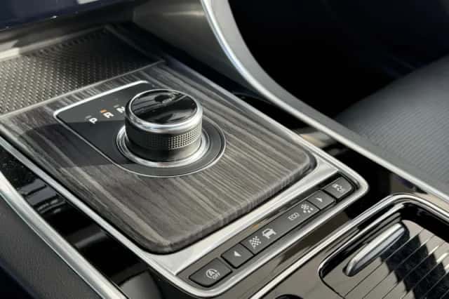 Jaguar XF (2017) thumbnail 17