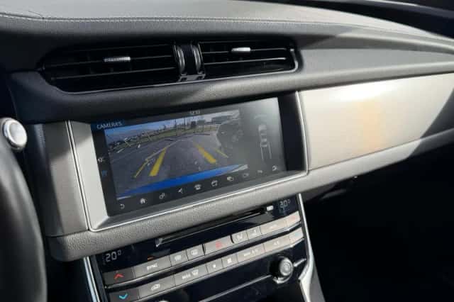 Jaguar XF (2017) thumbnail 19