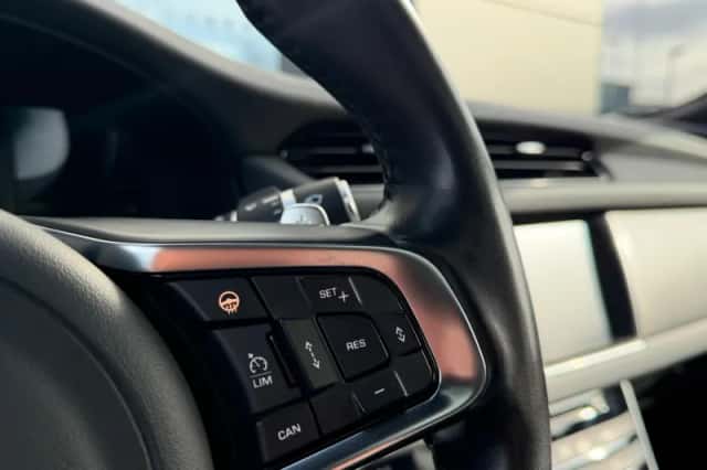 Jaguar XF (2017) thumbnail 21
