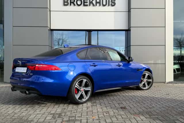 Jaguar XF (2017) thumbnail 4