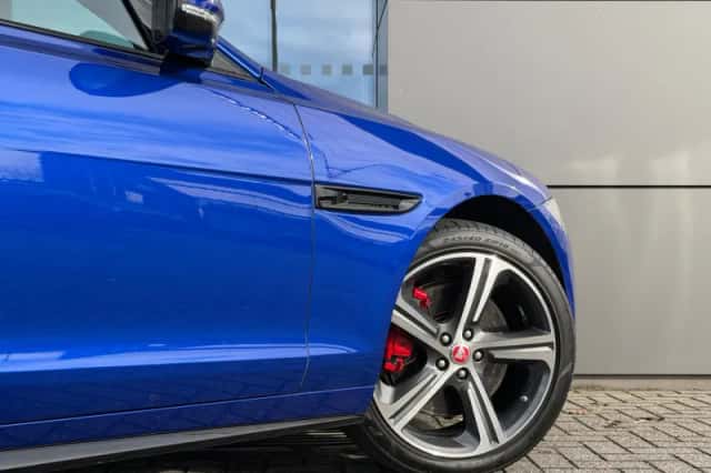 Jaguar XF (2017) thumbnail 5