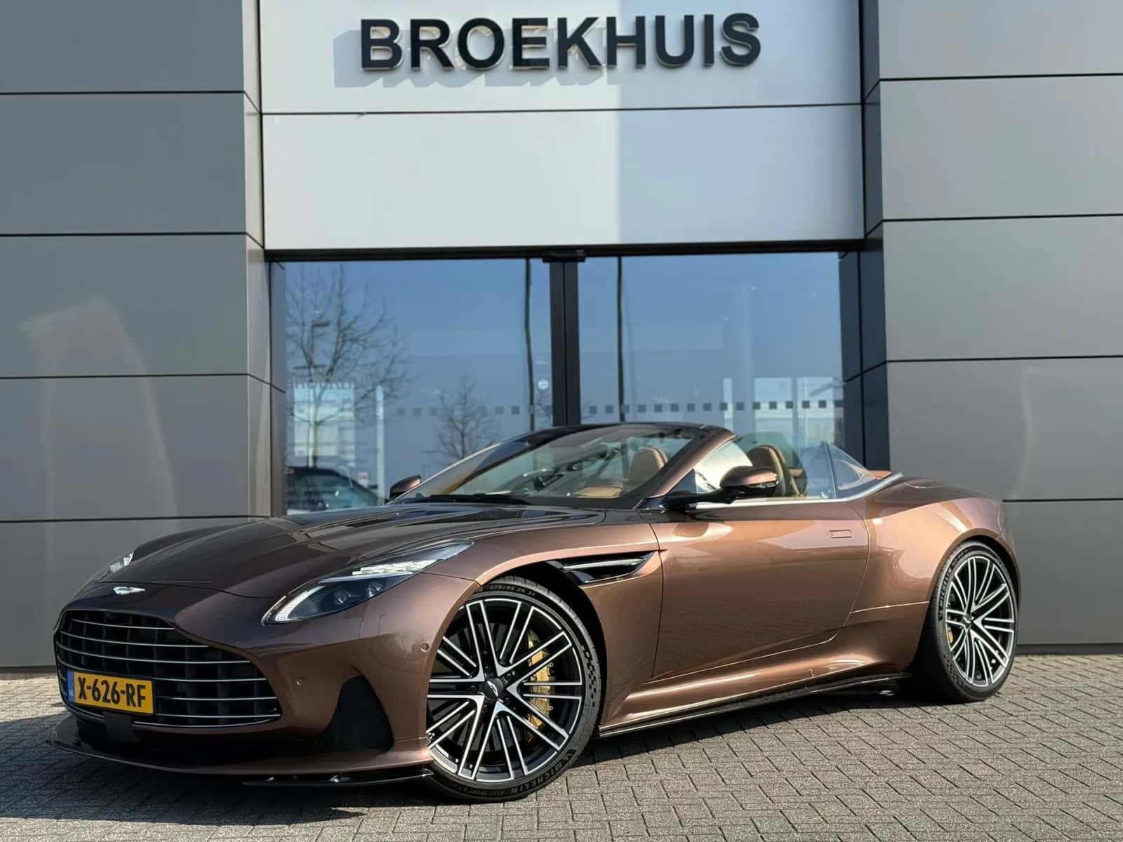 Aston Martin DB12 Volante (2024) — foto 1