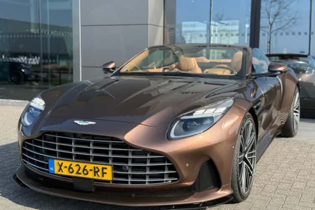 Aston Martin DB12 Volante (2024) thumbnail 2