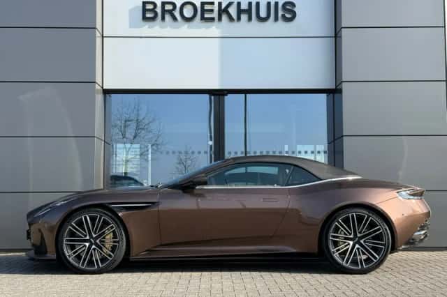 Aston Martin DB12 Volante (2024) thumbnail 11