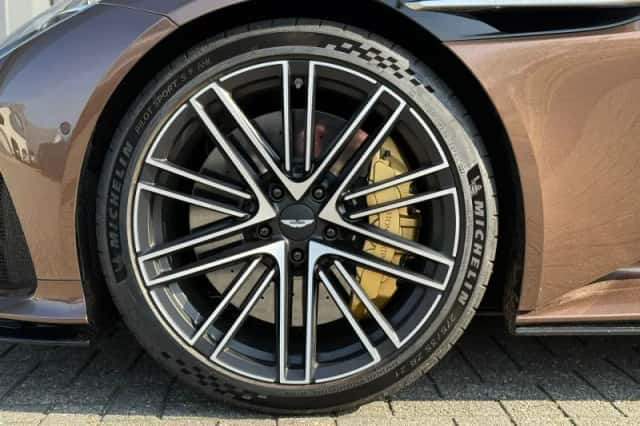 Aston Martin DB12 Volante (2024) thumbnail 12