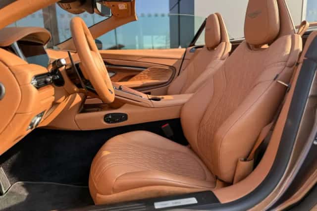 Aston Martin DB12 Volante (2024) thumbnail 13