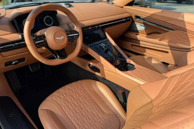 Aston Martin DB12 Volante (2024) thumbnail 17