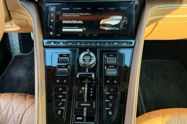 Aston Martin DB12 Volante (2024) thumbnail 18