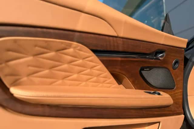 Aston Martin DB12 Volante (2024) thumbnail 19