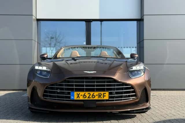 Aston Martin DB12 Volante (2024) thumbnail 3