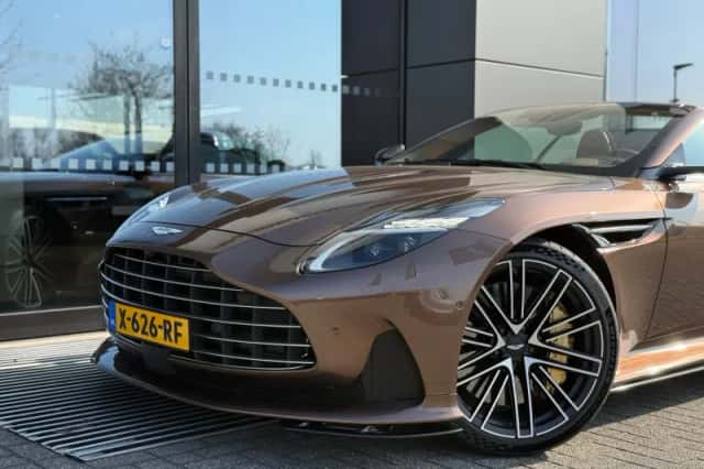 Aston Martin DB12 Volante (2024) thumbnail 4