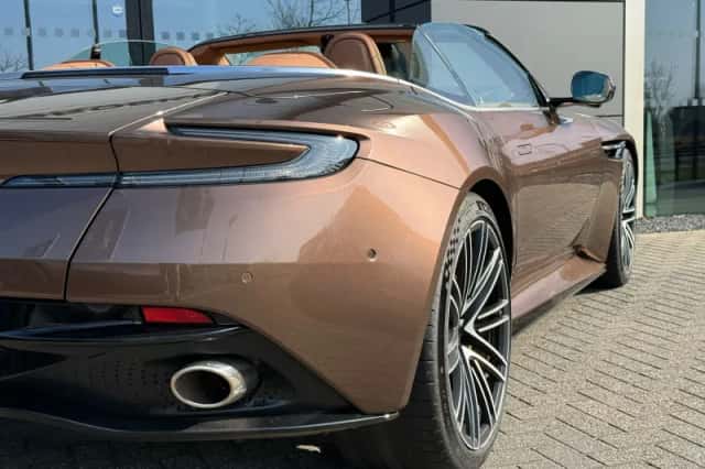 Aston Martin DB12 Volante (2024) thumbnail 5